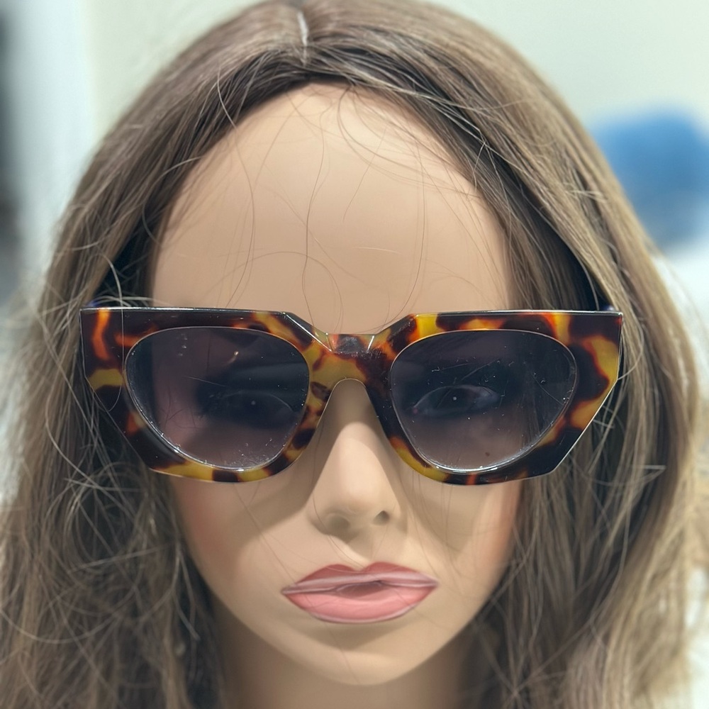 Tortoise Frame Sunglasses